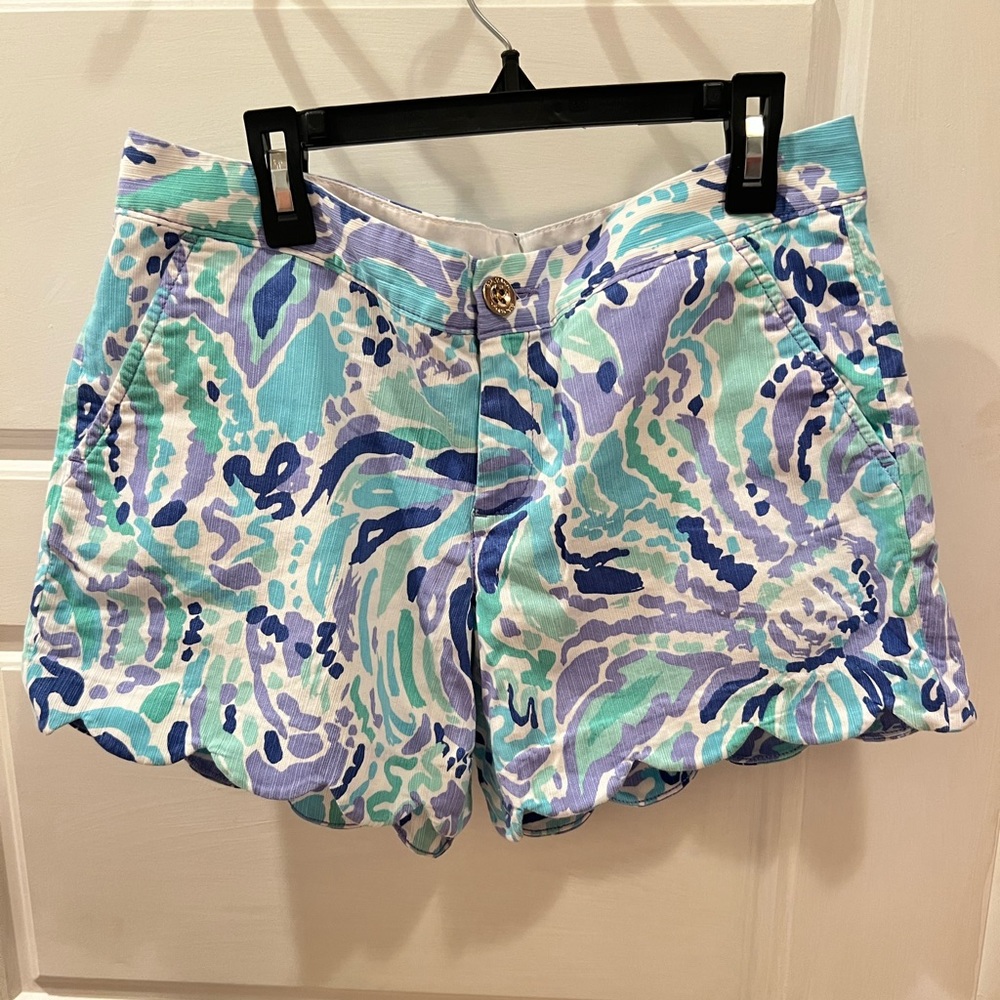 LILLY PULITZER NICE INK BUTTERCUP SCALLOP SHORTS